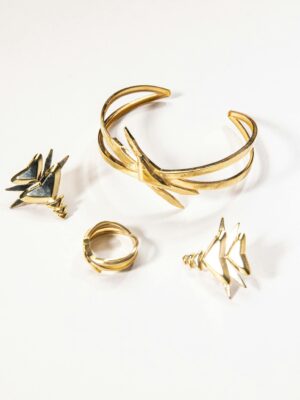 Stylish gold jewelry set featuring geometric design, perfect for adding elegance to any outfit.